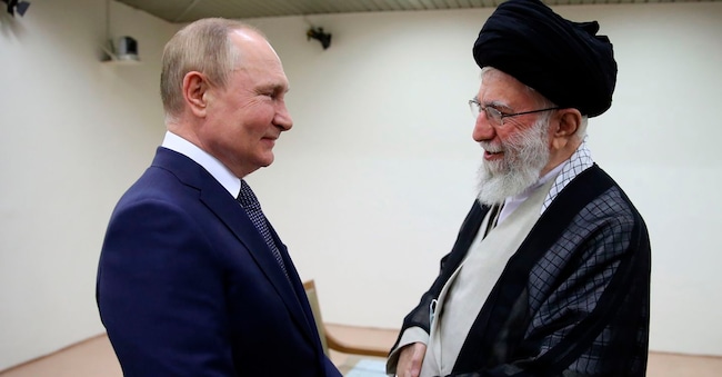 In questa foto diffusa dal sito ufficiale dell'ufficio del leader supremo iraniano, il leader supremo Ayatollah Ali Khamenei, a destra, e il presidente russo Vladimir Putin si salutano durante il loro incontro a Teheran, in Iran, il 19 luglio 2022. (Ufficio del leader supremo iraniano via AP, File)