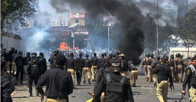 Scontri tra le forze di sicurezza e manifestanti sciiti nelle strade di Karachi