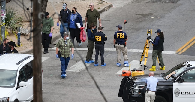 Il dipartimento di polizia di Austin e l'FBI indagano su una sparatoria avvenuta domenica 1 marzo 2026 al Buford's sulla 6th Street ad Austin, in Texas. (AP Photo/Jack Myer)