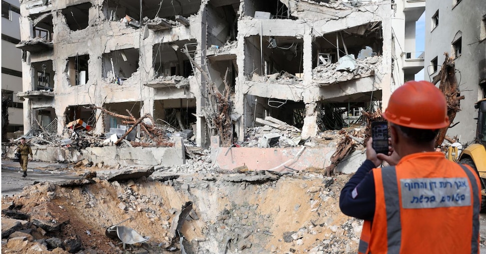 Iran, uccisi anche ministro della Difesa e capo Stato maggiore. Forti esplosioni a Teheran, attacchi a Tel Aviv