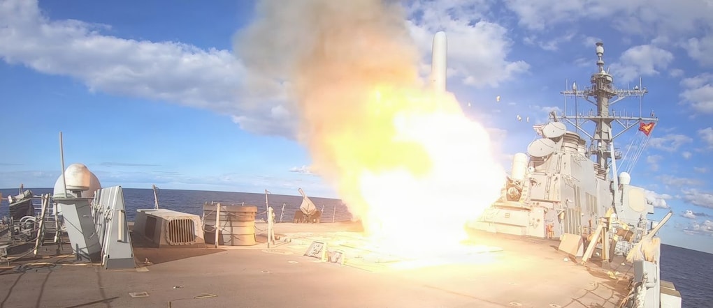 Il lancio di un missile dalla USS Winston S. Churchill verso l’Iran
