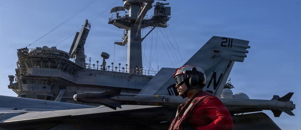 Un F/A-18E Super Hornet si prepara al decollo dal ponte di volo della portaerei USS Abraham Lincoln della classe Nimitz della Marina degli Stati Uniti a sostegno dell’operazione Epic Fury contro l’Iran da una località segreta il 2 marzo 2026.  