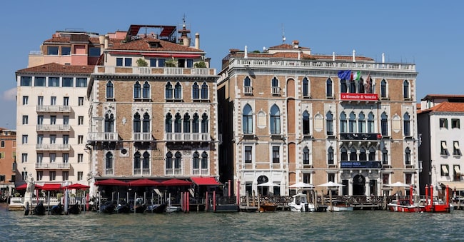 Il Bauer Palazzo, storico hotel a cinque stelle, e il Ca' Giustinian sul Canal Grande nel sestiere di San Marco a Venezia. Oggi è la sede della Biennale di Venezia. (Adobe Stock)