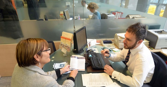 Filiale di banca, sportello di consulenza privati (Imagoeconomica)