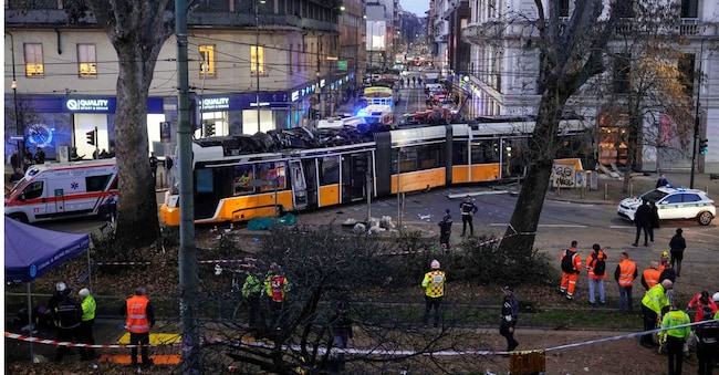 I servizi di emergenza intervengono sul luogo del deragliamento sulla linea 9 a Milano, Italia, venerdì 27 febbraio 2026. (AP Photo/Luca Bruno)      Associated Press/ LaPresse Solo Italia e Spagna      Associated Press/ LaPresse Solo Italia e Spagna