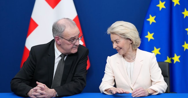 La presidente della Commissione europea Ursula von der Leyen, a destra, parla con il presidente della Confederazione svizzera Guy Parmelin prima della firma di un ampio pacchetto di accordi tra Ue e Svizzera a Bruxelles, lunedì 2 marzo 2026. 