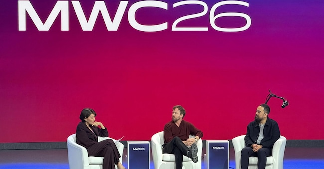 
Kaiwen Tang, ceo e confondatore di Light, insieme all’attore Aaron Paul sul palco del Mwc a Barcellon
