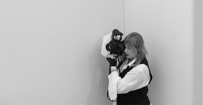 La fotografa svedese Julia Hetta nel suo studio.