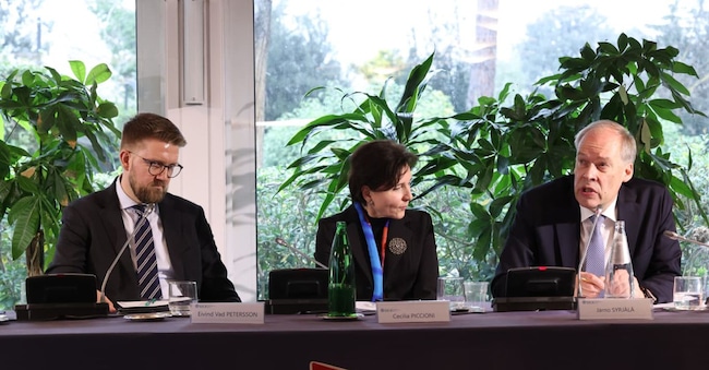 A sinistra il vice ministro degli Affari esteri della Norvegia Eivind Vad Petersson e a destra Jarno Syrjälä, sottosegretario al Commercio estero del Ministero Affari Esteri della Finlandia. Al centro l’ambasciatrice Cecilia Piccioni, direttrice generale Affari politici e sicurezza e vice segretario generale del ministero degli Affari esteri (foto Sioi)