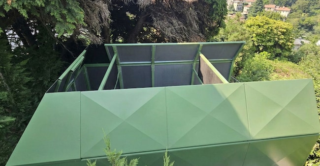 Barriere acustiche per pompe di calore realizzate da Sts Isolamenti all’esterno in una villa residenziale a Como