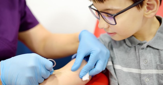 Prelievo capillare. È tra le possibili modalità di raccolta del sangue per l’adesione al nuovo screening pediatrico per il diabete di tipo 1 e la celiachia. (Adobe Stock)