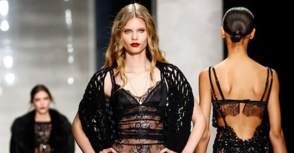 In passerella occhi protagonisti tra chignon e onde morbide