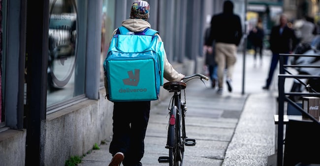 Un rider Deliveroo con la sua bicicletta in centro a Torino. Torino 27 febbraio 2026 ANSA/TINO ROMANO
