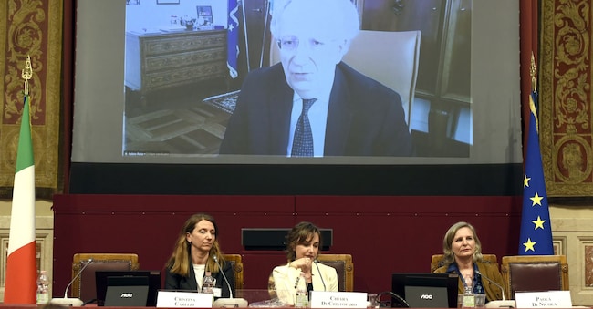 Il panel della tavola rotonda sulla violenza contro le donne: da sinistra Cristina Carelli, presidente D.i.Re, la giornalista di Radiocor Chiara Di Cristofaro, la giudice Paola Di Nicola Travaglini e, in collegamento, il presidente del Tribunale di Milano Fabio Roia. 