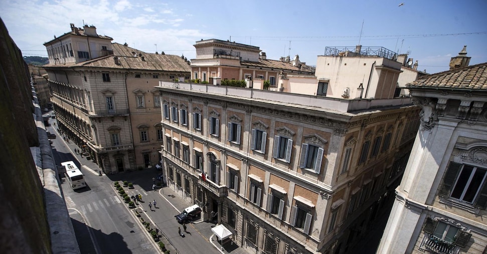 Roma, allarmi bomba nella sede di Fdi e a Palazzo Grazioli Roma, allarmi bomba nella sede di Fdi e a Palazzo Grazioli