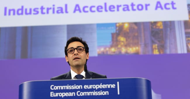 Il vicepresidente esecutivo della Commissione europea per la prosperità e la strategia industriale, Stephane Sejourne, interviene durante una conferenza stampa sull'Industrial Accelerator Act, a seguito della riunione settimanale del Collegio della Commissione europea a Bruxelles, Belgio, il 4 marzo 2026. EPA/OLIVIER MATTHYS