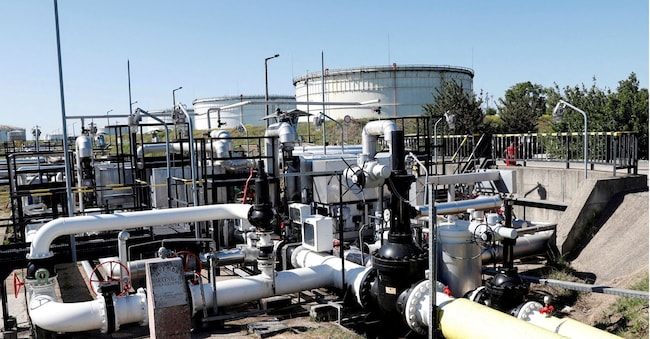 L'oleodotto Druzhba tra l'Ungheria e la Russia visibile dalla raffineria Danube del gruppo ungherese MOL a Szazhalombatta, Ungheria