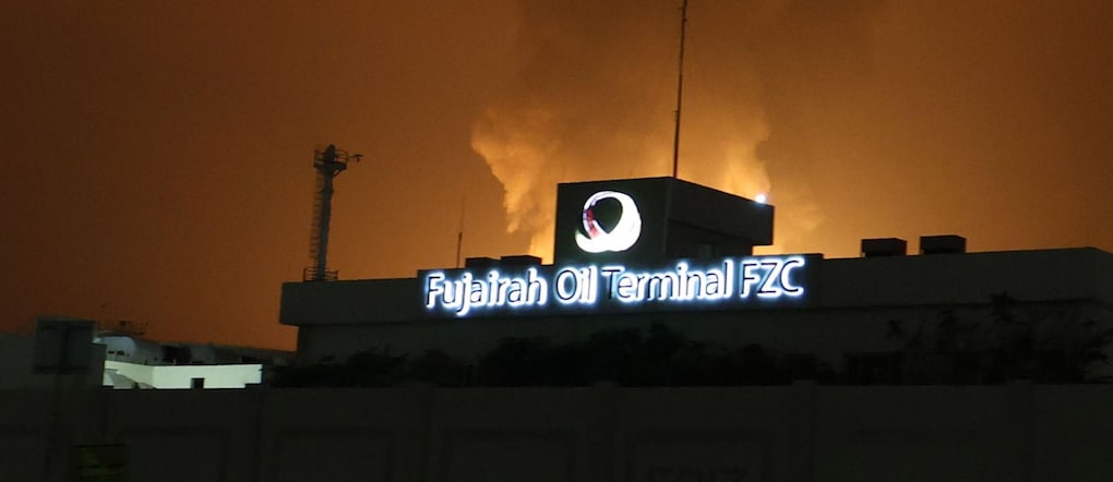 Le fiamme si alzano durante un incendio causato dai detriti di un drone intercettato presso il centro di raffinazione del petrolio a Fujeirah, Emirati Arabi Uniti.  EPA/STRINGER