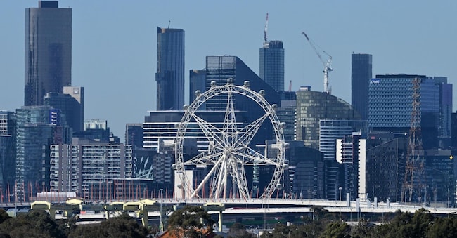 epa12293749 La ruota panoramica Melbourne Star e lo skyline della città di Melbourne, Victoria, Australia, 11 agosto 2025.   EPA/JAMES ROSS