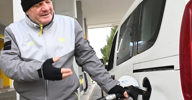 stazione di servizio area rifornimento carburante pompa di benzina benzinaio diesel