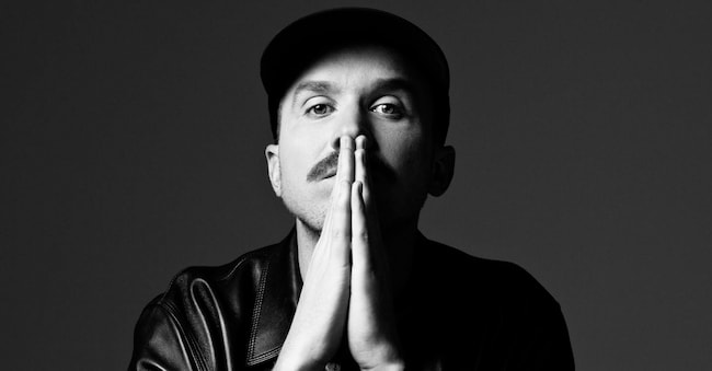 Fabien Leclercq, in arte Le Motel, dj e compositore belga, ha creato le musiche del cortometraggio realizzato per lo show Métiers d’art 2026 di Chanel, diretto da Michel Gondry. ©Lydie Nesvadba