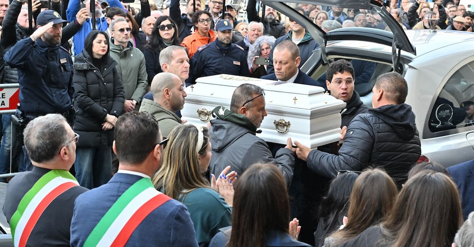 Oggi i funerali di Domenico: la bara portata nel duomo, attesa per l’arrivo di Meloni