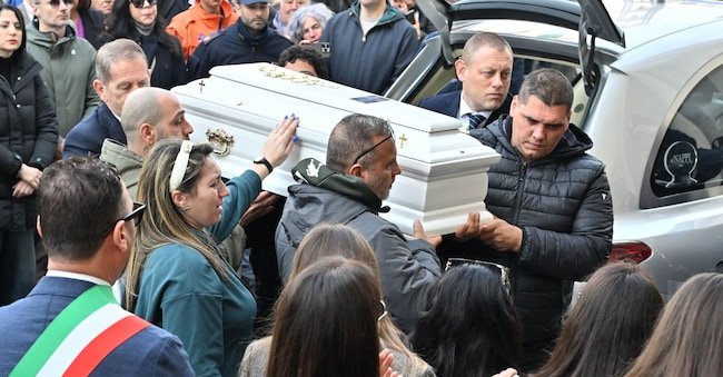 Foto IPP/Felice De Martino Nola 04/03/2026 Funerali di Domenico Caliendo, il bambino di 2 anni morto all' ospedale Monaldi di Napoli dopo il trapianto di cuore " bruciato"  nella foto la bara bianca del piccolo Domenico. Il primo a destra è Antonio, il papà. -  Italy Photo Press - World Copyright