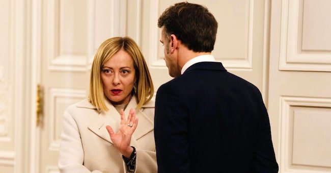 La premier, Giorgia Meloni, con il presidente francese, Emmanuel Macron.   NPK ANSA / Filippo Attili