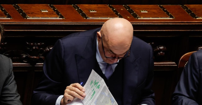 Il ministro degli Affari Esteri Antonio Tajani e il ministro della Difesa Guido Crosetto alla Camera dei Deputati durante le comunicazioni del Governo sulla crisi in Iran, Roma, 5 Marzo 2026. ANSA/GIUSEPPE LAMI