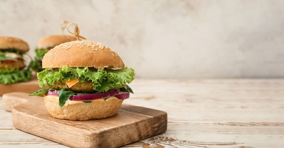 L’hamburger potrà continuare a essere vegano, ma la bistecca è solo di carne: la decisione a metà della Ue sul meat sounding