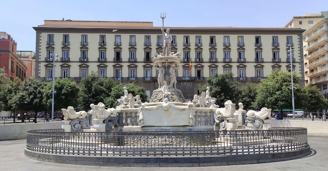 Palazzo San Giacomo, sede del Comune di Napoli. Uno dei grandi progetti finanziati dal Pnrr e gestito dal Comune del capoluogo partenopeo è la digitalizzazione della rete idrica. (Alamy Stock Photo)