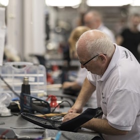 ASTON MARTIN  AUTO  AUTOMOTIVE  AUTOMOBILE  CATENA DI MONTAGGIO  FABBRICA  INDUSTRIA AUTOMOBILISTICA  OPERAIO METALMECCANICO  OPERAI METALMECCANICI  PRODUZIONE AUTOMOBILE