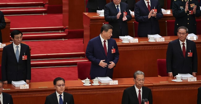 Il presidente cinese Xi Jinping (al centro) arriva alla cerimonia di apertura della quarta sessione del 14° Congresso nazionale del popolo cinese presso la Grande Sala del Popolo a Pechino