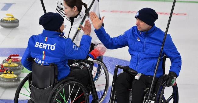 La vittoria di Paolo Ioriatti e Orietta Bertò, in gara contro la Repubblica di Corea nel doppio misto curling in carrozzina che ha inaugurato questa sera il programma delle gare paralimpiche di Milano Cortina 2026, con quattro incontri in contemporanea al Cortina Curling Olympic Stadium, Milano, 4 marzo 2026 (ANSA / GMT Mezzelani - Comitato Italiano Paralimpico)