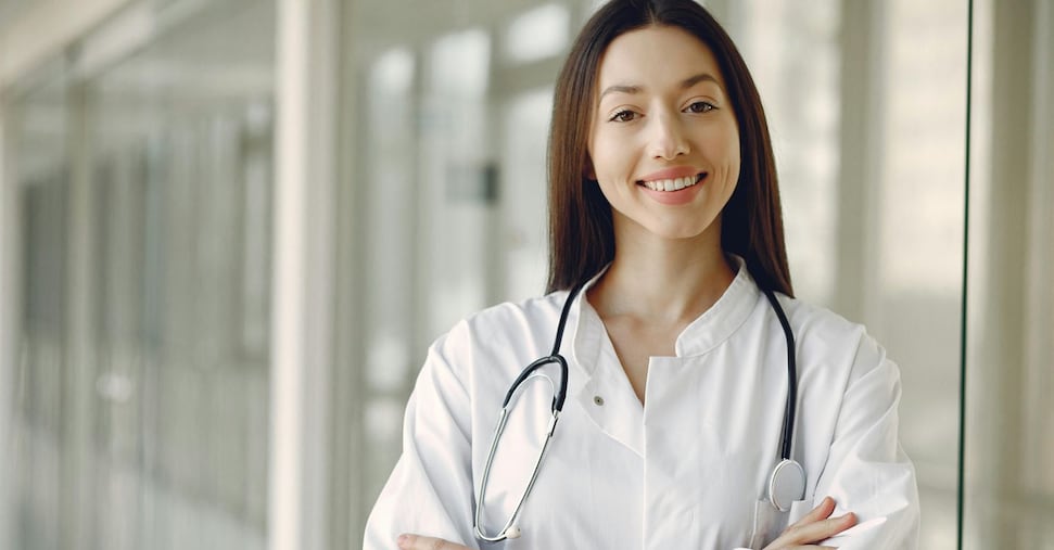 Il camice bianco è sempre più rosa: tra cinque anni sei medici su 10 saranno donne