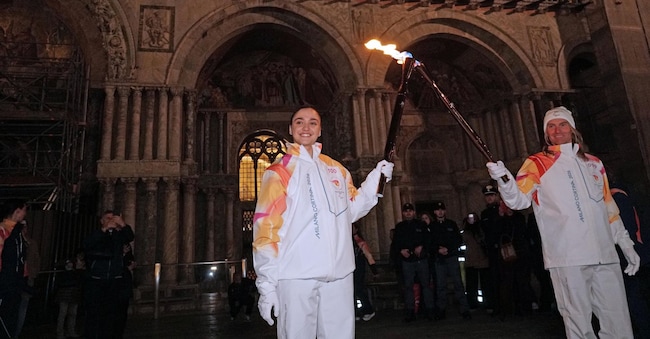 L’atleta della Reyer Basket femminile Matilde Villa mentre si avvia verso il palco delle paralimpiadi Milano Cortina, allestito in piazza San Marco, per accendere il braciere olimpico, stasera 4 marzo 2026. ANSA/ANDREA MEROLA