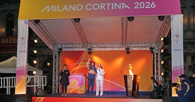 L’atleta della Reyer Basket femminile Matilde Villa mentre sul palco delle paralimpiadi Milano Cortina, allestito in piazza San Marco a Venezia, accende il braciere olimpico, 4 marzo 2026. ANSA/ANDREA MEROLA