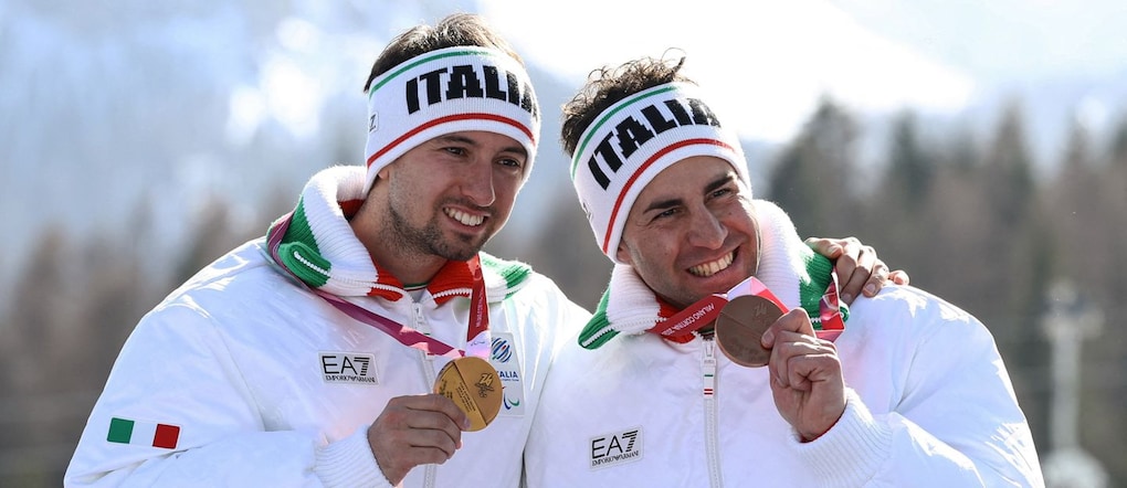 Paralimpiadi Milano Cortina 2026 - Sci alpino paralimpico - Cerimonia di premiazione della gara di discesa libera maschile per atleti ipovedenti - Centro sciistico Tofane, Belluno, Italia - 7 marzo 2026. Il medaglia di bronzo Giacomo Bertagnolli (Italia) e la sua guida Andrea Ravelli festeggiano durante la cerimonia di premiazione della gara di discesa libera maschile per atleti ipovedenti. REUTERS/Stoyan Nenov