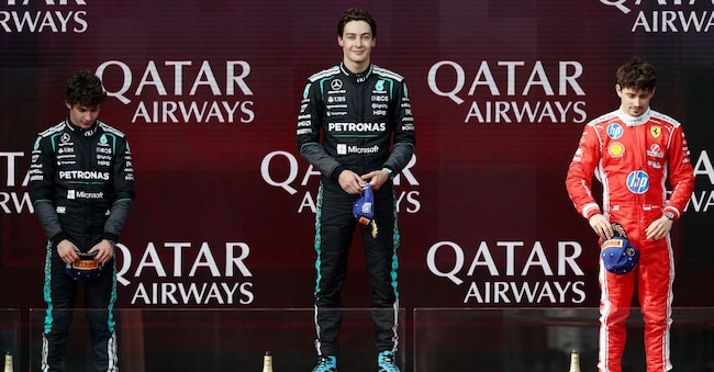 Formula Uno F1 - Gran Premio d'Australia - Circuito Albert Park Grand Prix, Melbourne, Australia - 8 marzo 2026 George Russell della Mercedes festeggia sul podio dopo aver vinto il Gran Premio d'Australia insieme al secondo classificato Andrea Kimi Antonelli della Mercedes e al terzo classificato Charles Leclerc della Ferrari REUTERS/Hollie Adams