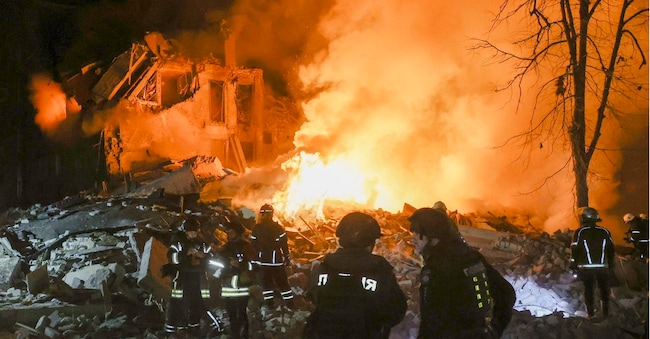 Soccorritori al lavoro attorno all’edificio colpito da raid russo a Kharkiv . EPA/SERGEY KOZLOV