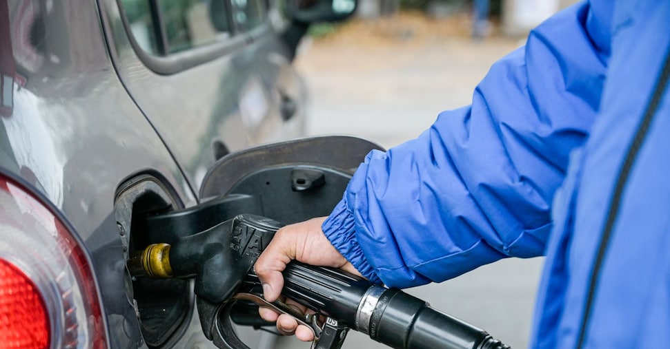 Caro carburanti, Meloni: «Valutiamo di attivare il meccanismo delle accise mobili»