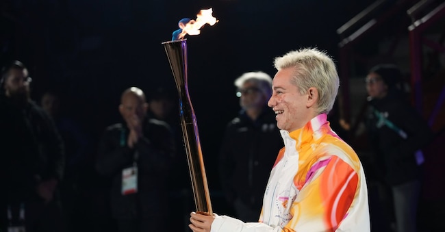 La schermitrice italiana Beatrice Vio tiene la torcia paralimpica durante la cerimonia di apertura delle Paralimpiadi invernali 2026, a Verona, Italia, venerdì 6 marzo 2026. (AP Photo/Antonio Calanni)