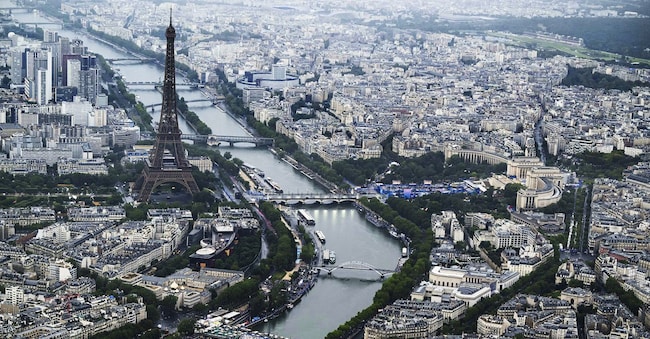  Parigi vista dall’alto. (Lionel Bonaventure/Pool Photo via AP)