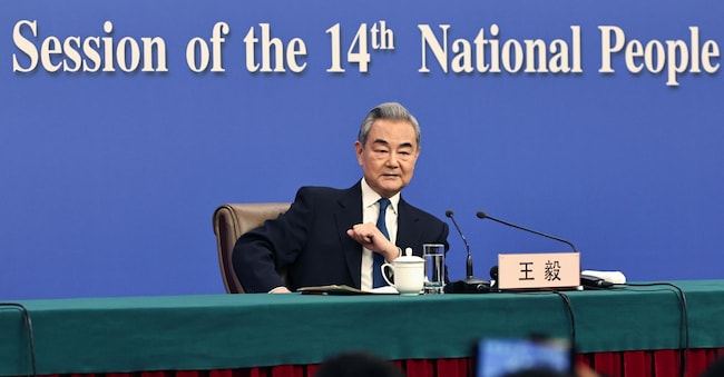 Il ministro degli Esteri cinese Wang Yi durante una conferenza stampa domenica a Pechino in occasione della Quarta sessione del 14esimo Congresso nazionale del popolo