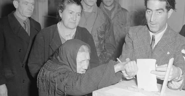  Maria Castaldo, 82 anni, quasi cieca e madre di nove figli, viene aiutata da un impiegato mentre esprime il primo voto della sua vita ad Anzio. Le prime elezioni libere in 26 anni hanno segnato la prima volta nella storia del Paese in cui alle donne è stato permesso di votare. (GettyImages)