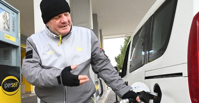 STAZIONE DI SERVIZIO AREA RIFORNIMENTO CARBURANTE POMPA DI BENZINA BENZINAIO DIESEL RINCARO RINCARI AUMENTO PREZZO PREZZI CARO