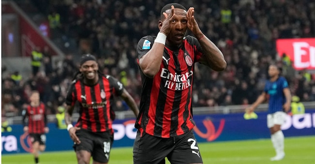 Pervis Estupinan festeggia dopo aver segnato il primo gol durante la partita di Serie A tra Milan e Inter, domenica 8 marzo 2026. (AP Photo/Luca Bruno)