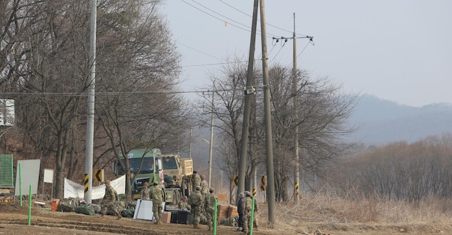 Carri armati sudcoreani sono schierati in attesa in un campo di addestramento nella città di confine di Paju, in Corea del Sud, il 9 marzo 2026, mentre Corea del Sud e Stati Uniti avviano la loro esercitazione militare congiunta primaverile annuale per rafforzare la postura di difesa combinata.