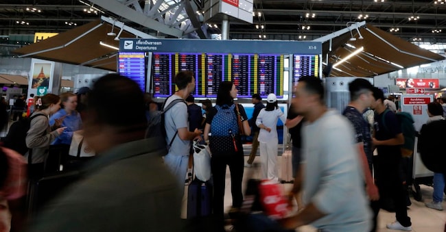 I passeggeri osservano il tabellone delle informazioni sui voli al terminal delle partenze dell'aeroporto internazionale Suvarnabhumi nella provincia di Samut Prakan, in Thailandia.  (EPA)