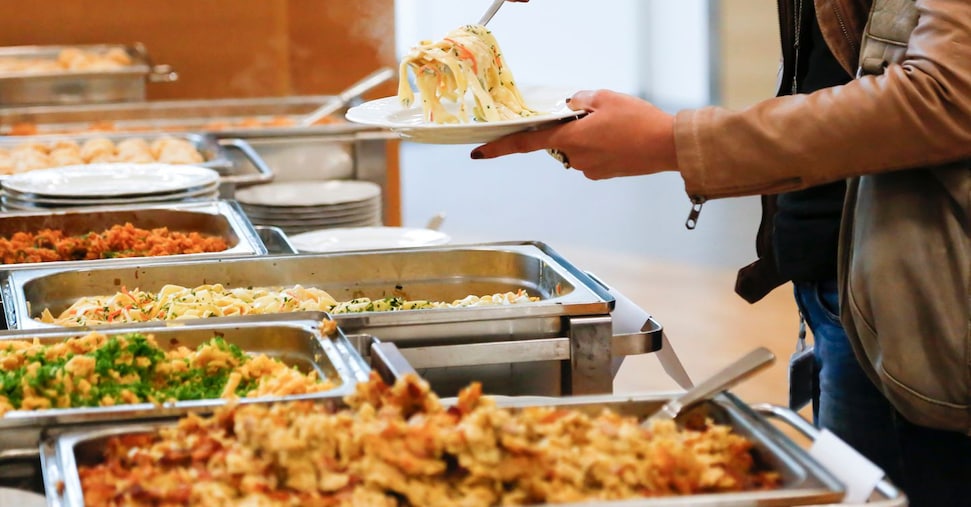 Dieta: occhio alla “sindrome del buffet”, le contromisure per diminuire le calorie